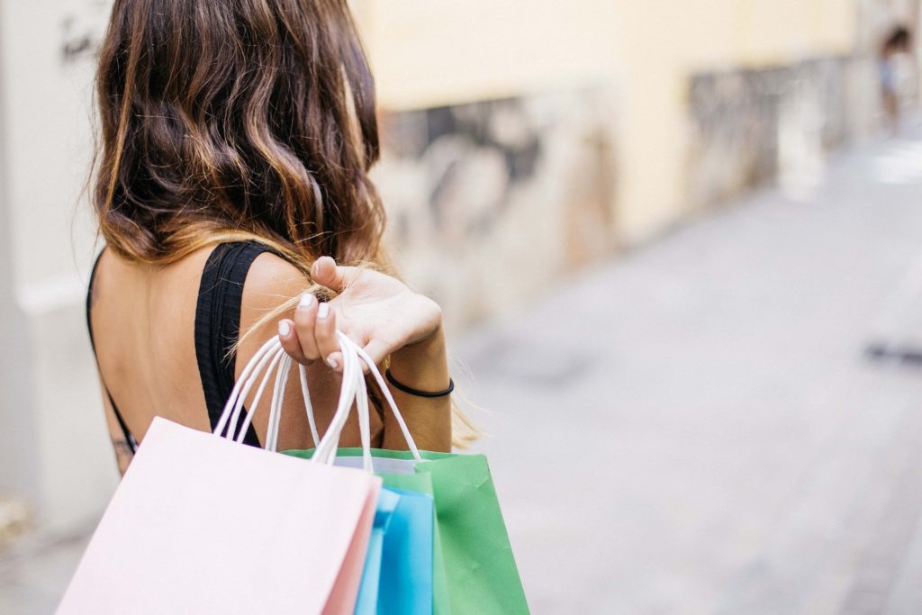 Guarda todas tus bolsas con compras en rebajas en un trastero