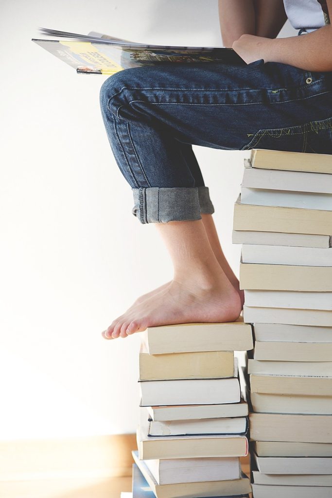 estudiante rodeados de libros debe alquilar taquilla en Zaragoza centro
